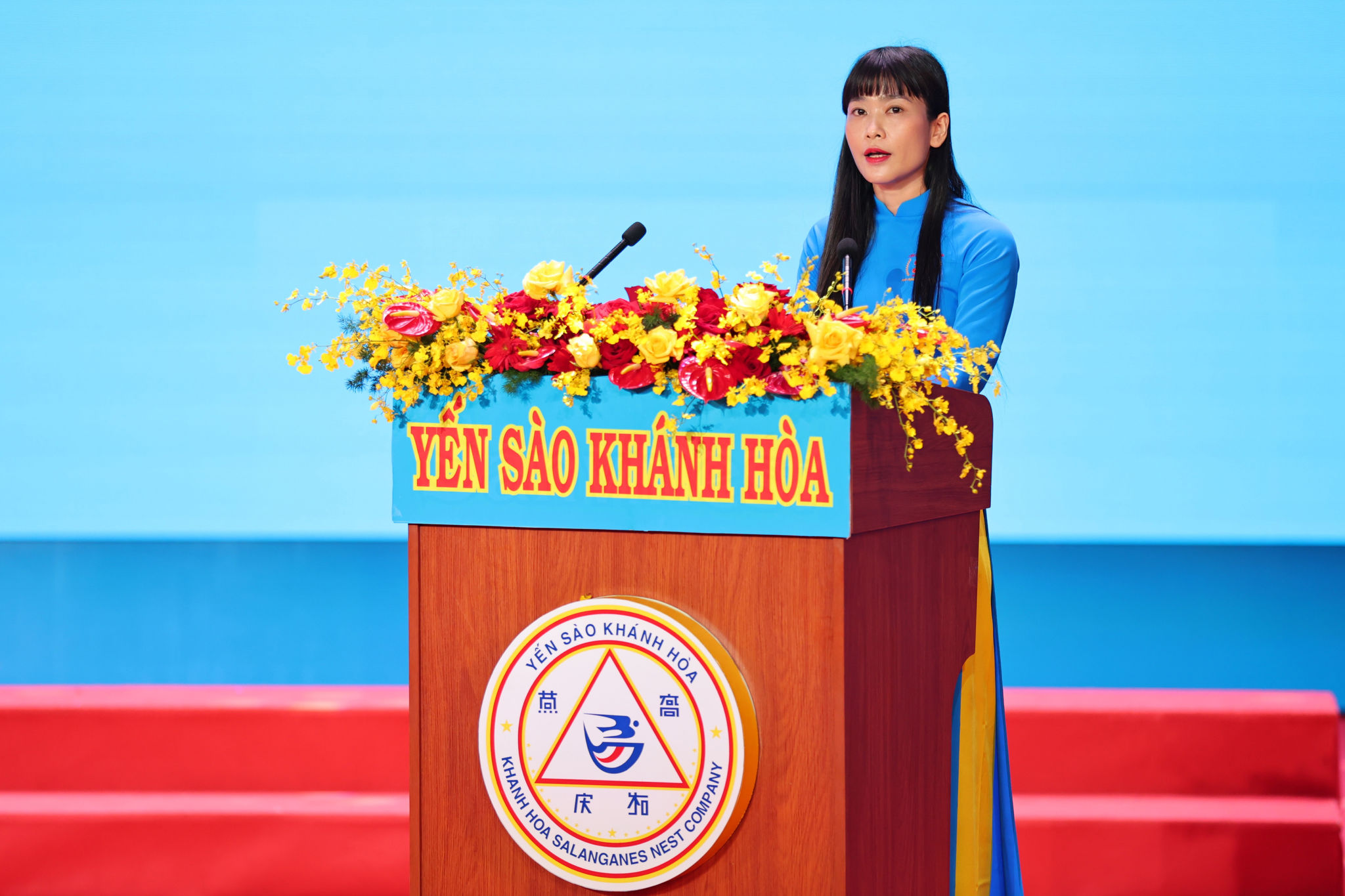 2 - Bà Trịnh Thị Hồng Vân, Chủ tịch Hội đồng thành viên Công ty phát biểu tri ân khách hàng.