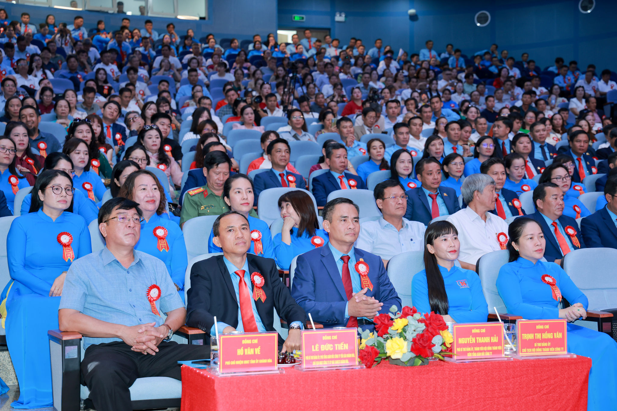 2.2-Lãnh đạo, công nhân viên Công ty Yến sào Khánh Hòa và gần 500 nhà phân phối, đại lý kinh doanh yến sào tham dự hội nghị.