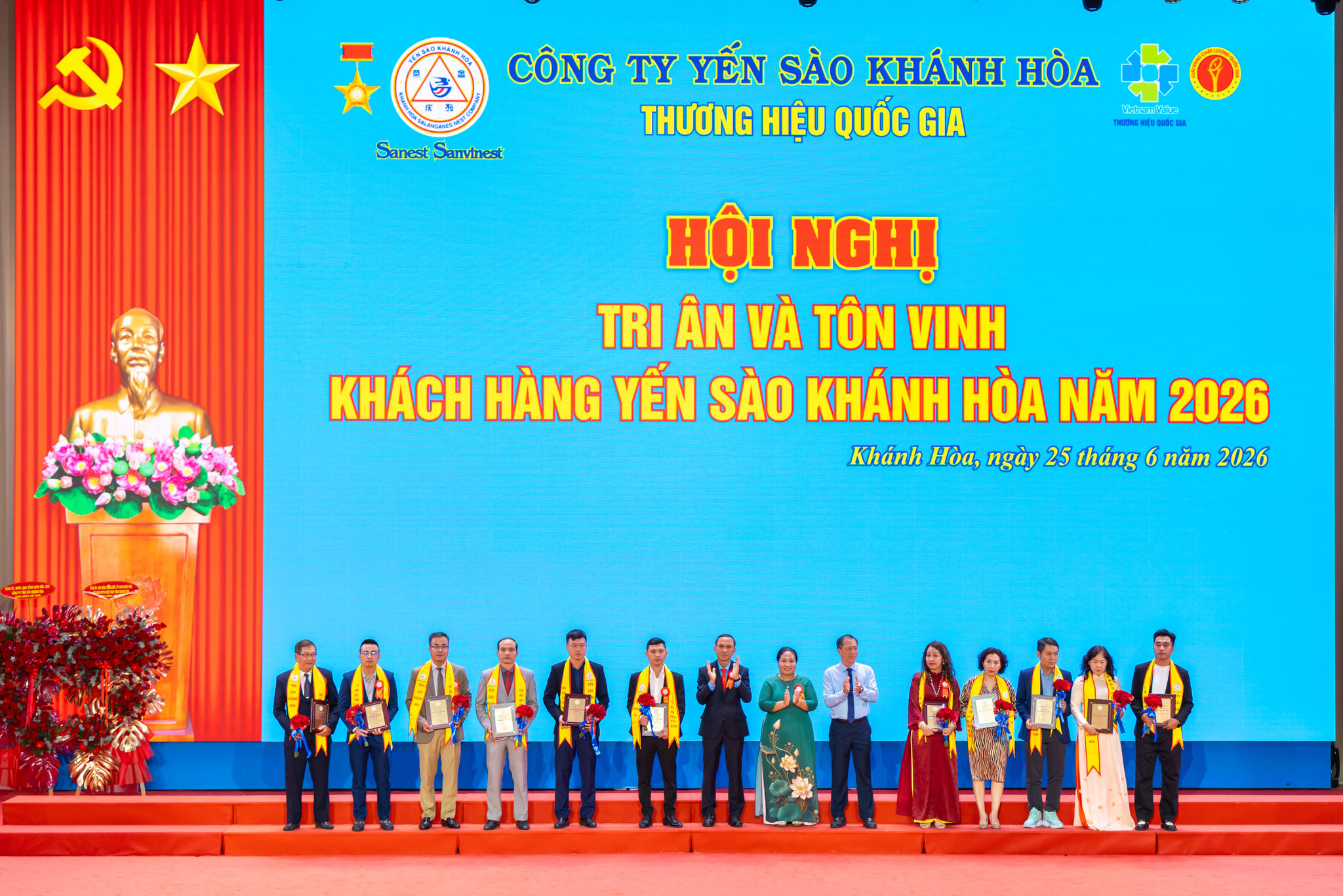 5-Trao thưởng cho Nhà phân phối Vàng ..