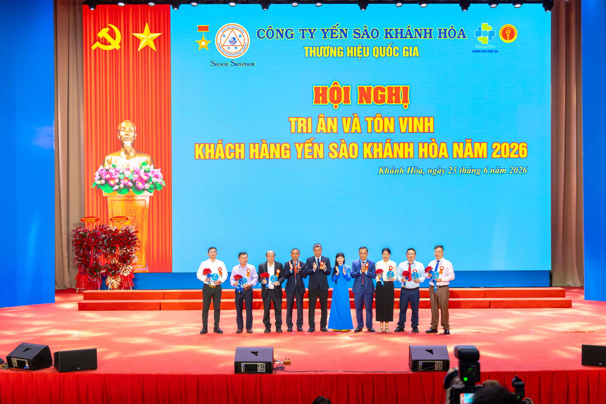9 - Tặng bảng vàng ghi danh cho 6 Nhà phân phối đại diện cho các đơn vị nhập khẩu trên thị trường quốc tế đến từ các nước Mỹ, Úc, Hongkong, Trung Quốc.