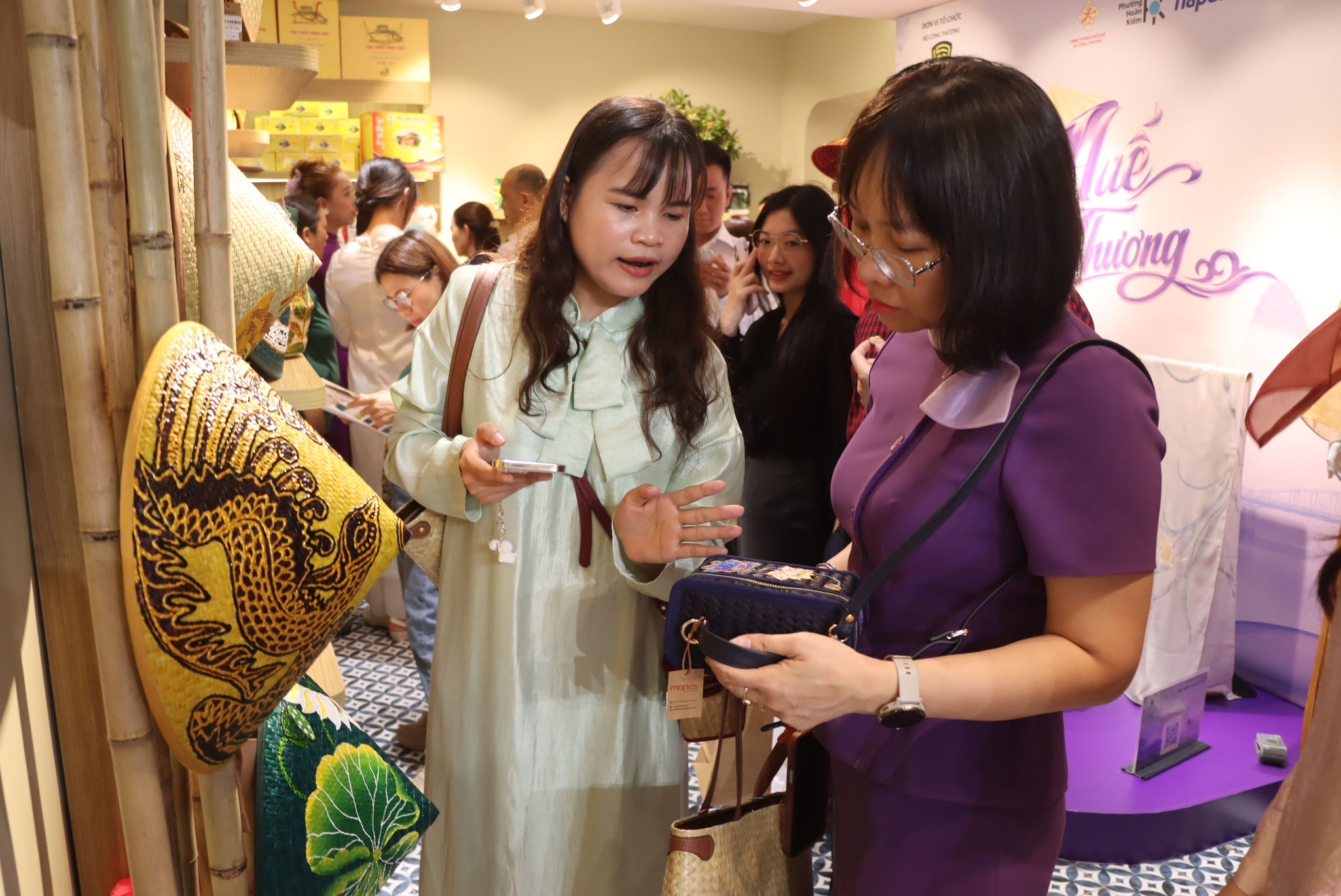 Áo dài Huế và nón thủ công từ cỏ bàng được người dân Thủ đô đón nhận