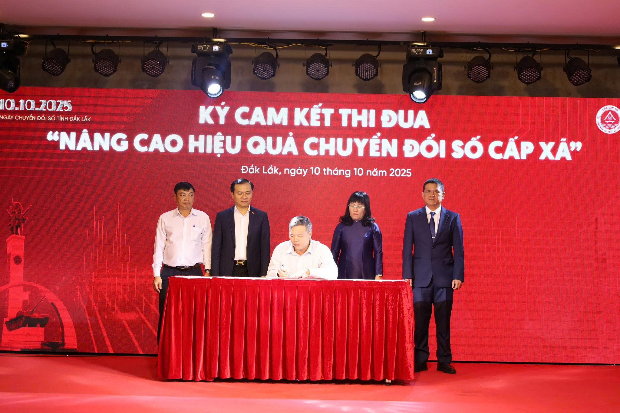 Các địa phương trong toàn tỉnh ký cam kết thi đua Nâng cao hiệu quả chuyển đổi số cấp xã.