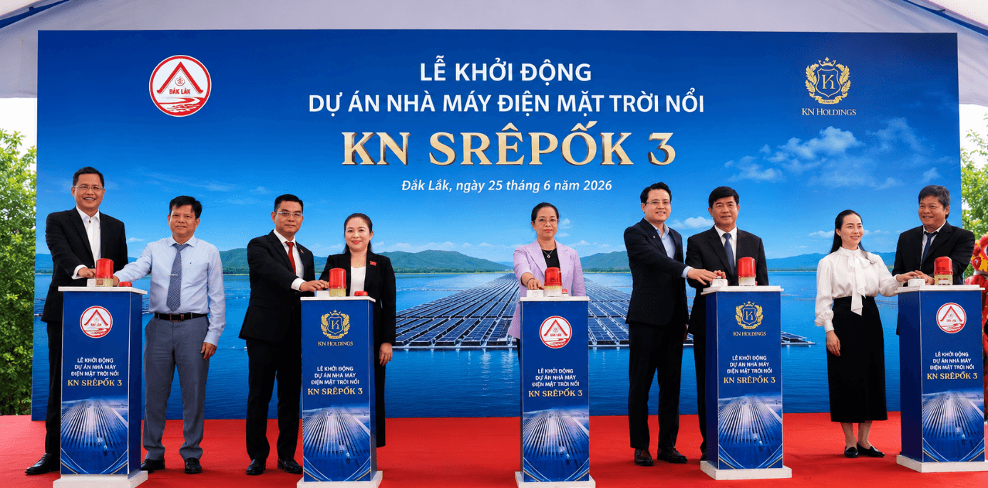 Lãnh đạo tỉnh và đại diện chủ đầu tư thực hiện nghi thức khởi động Dự án