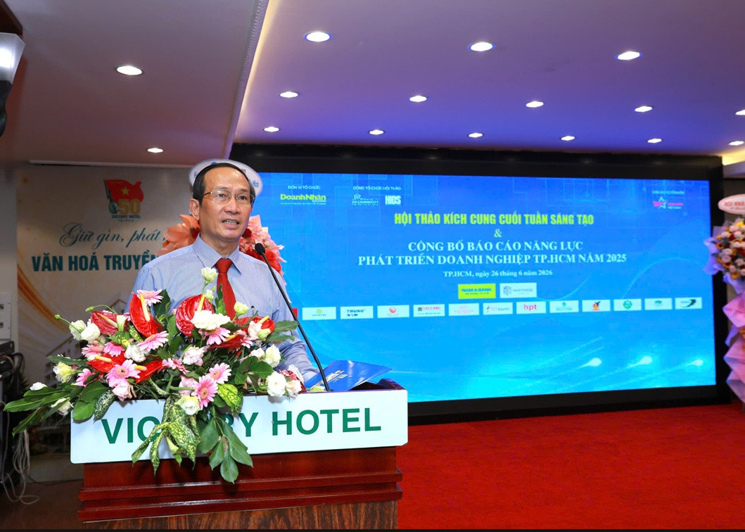 Nhà báo Trần Hoàng