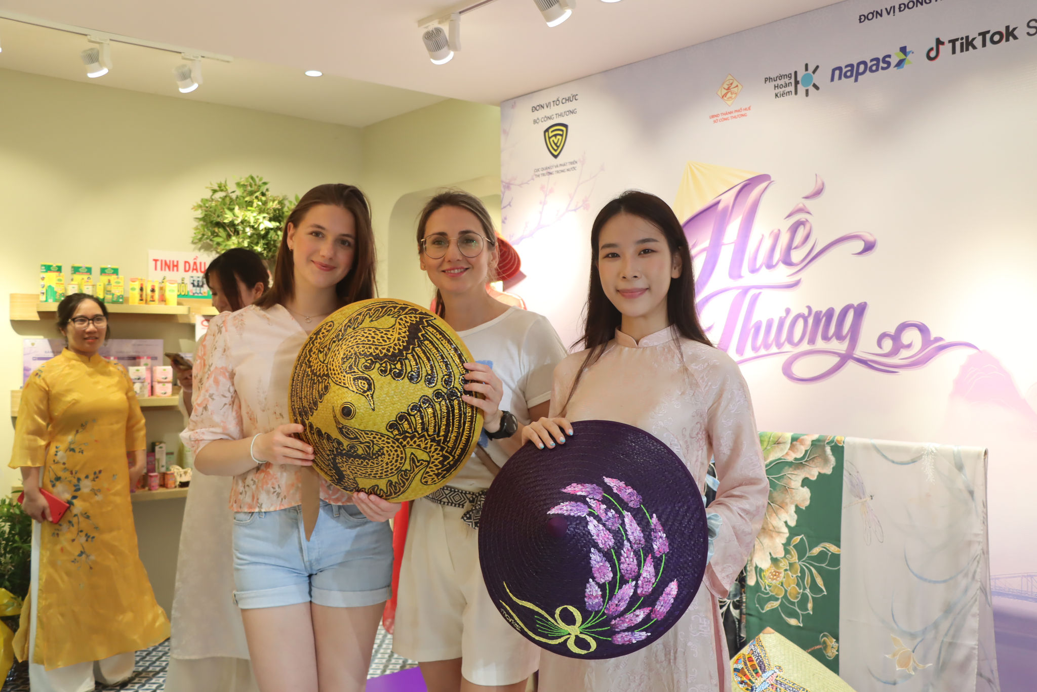 Nón Huế thu hút du khách quốc tế