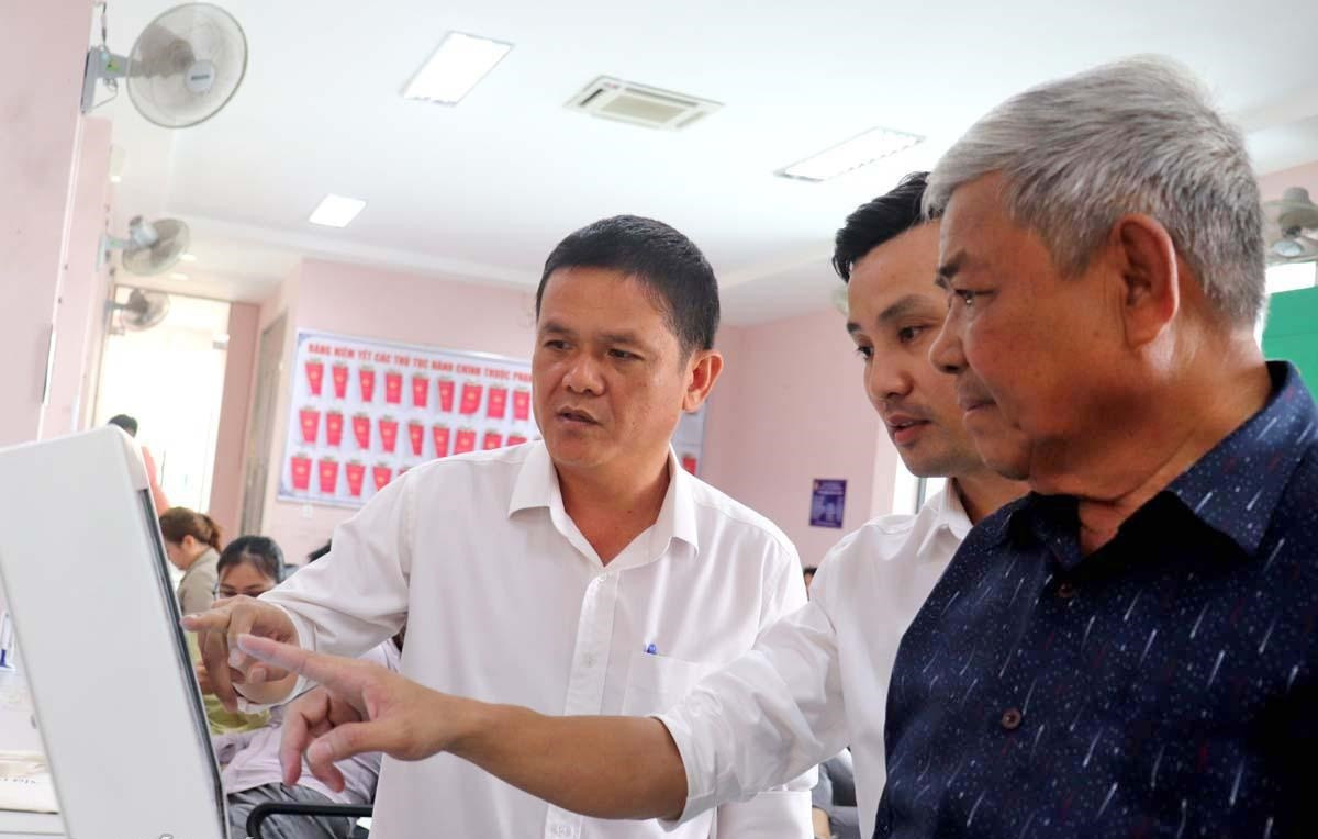 Ông Huỳnh Mỹ Phong, Chủ tịch UBND phường Đông Hòa (bìa trái) kiểm tra hoạt động tại Trung tâm Phục vụ hành chính công của phường. Ảnh Báo Đắk Lắk