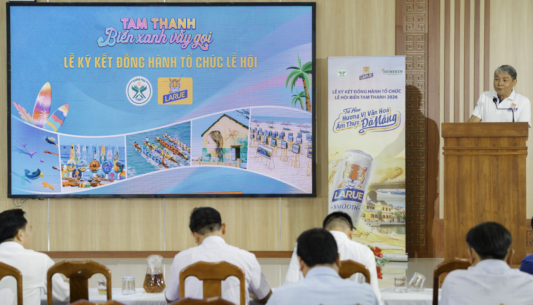 Ông Nguyễn Trần Kim Thủy – Giám đốc kinh doanh khu vực phường Quảng Phú – đại diện cho nhãn hàng bia Larue phát biểu