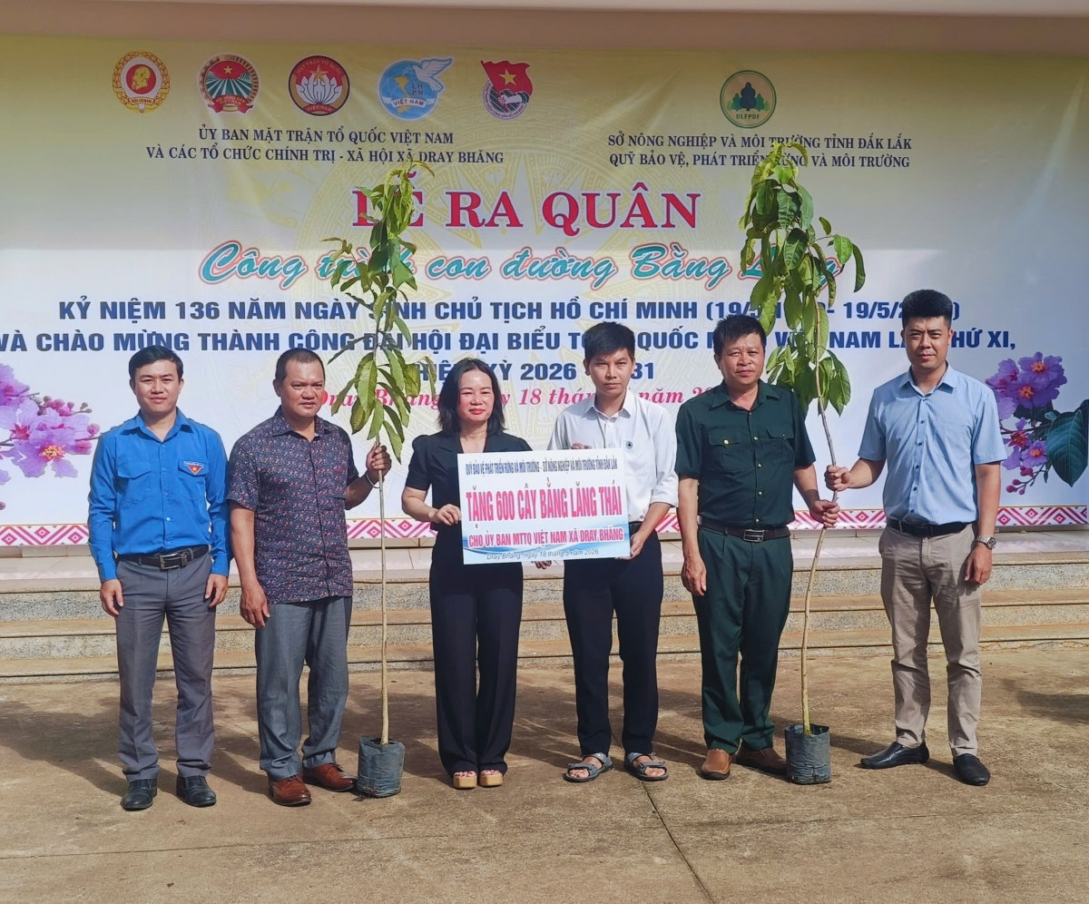 Quỹ bảo vệ và phát triển rừng và môi trường tỉnh Đắk Lắk trao tặng 600 cây bằng lăng tím cho Lãnh đạo Uỷ ban MTTQ Việt Nam xã Dray Bhăng.