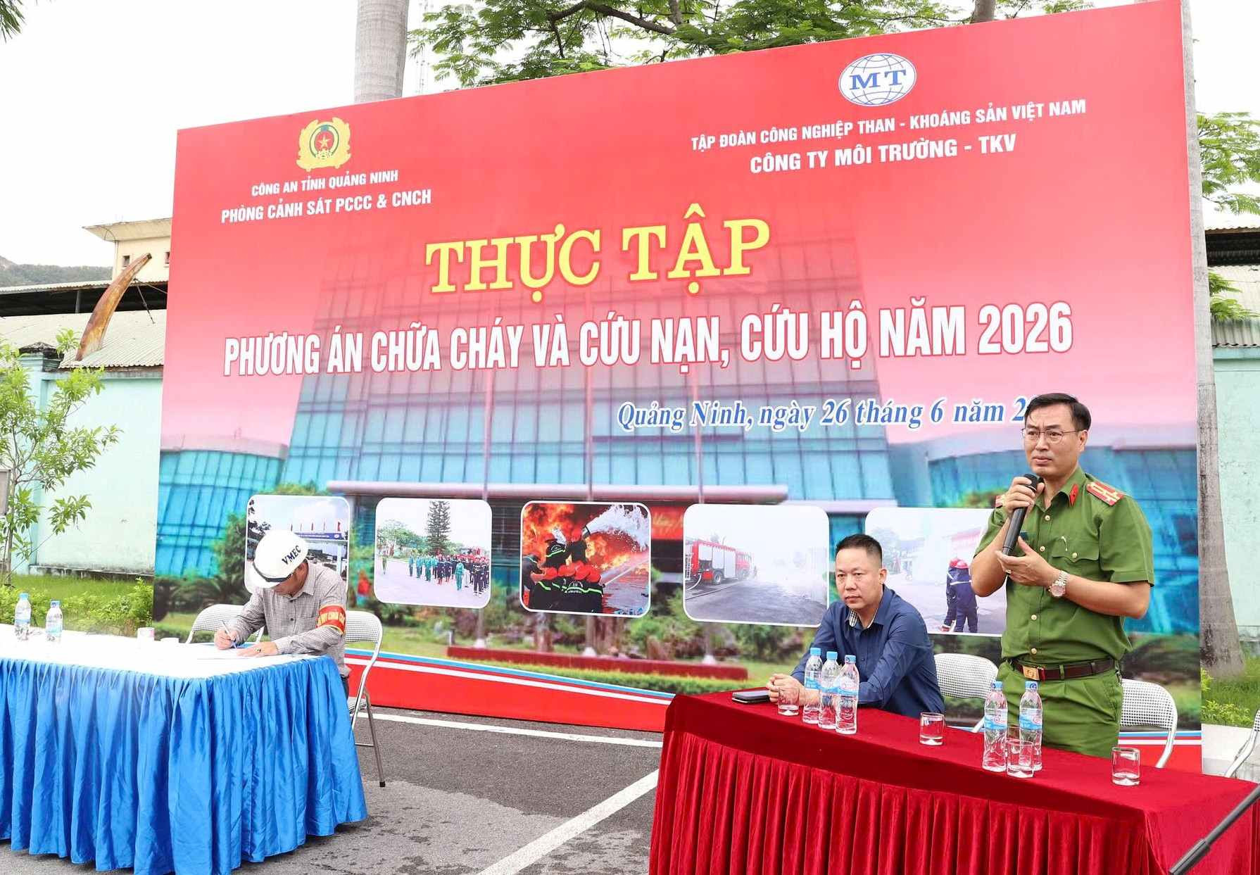1.Thượng tá Nguyễn Văn Khiêm - Đội trưởng đội CS PCCC&CNCH khu vực 5 chỉ huy triển khai lực lượng PCCC