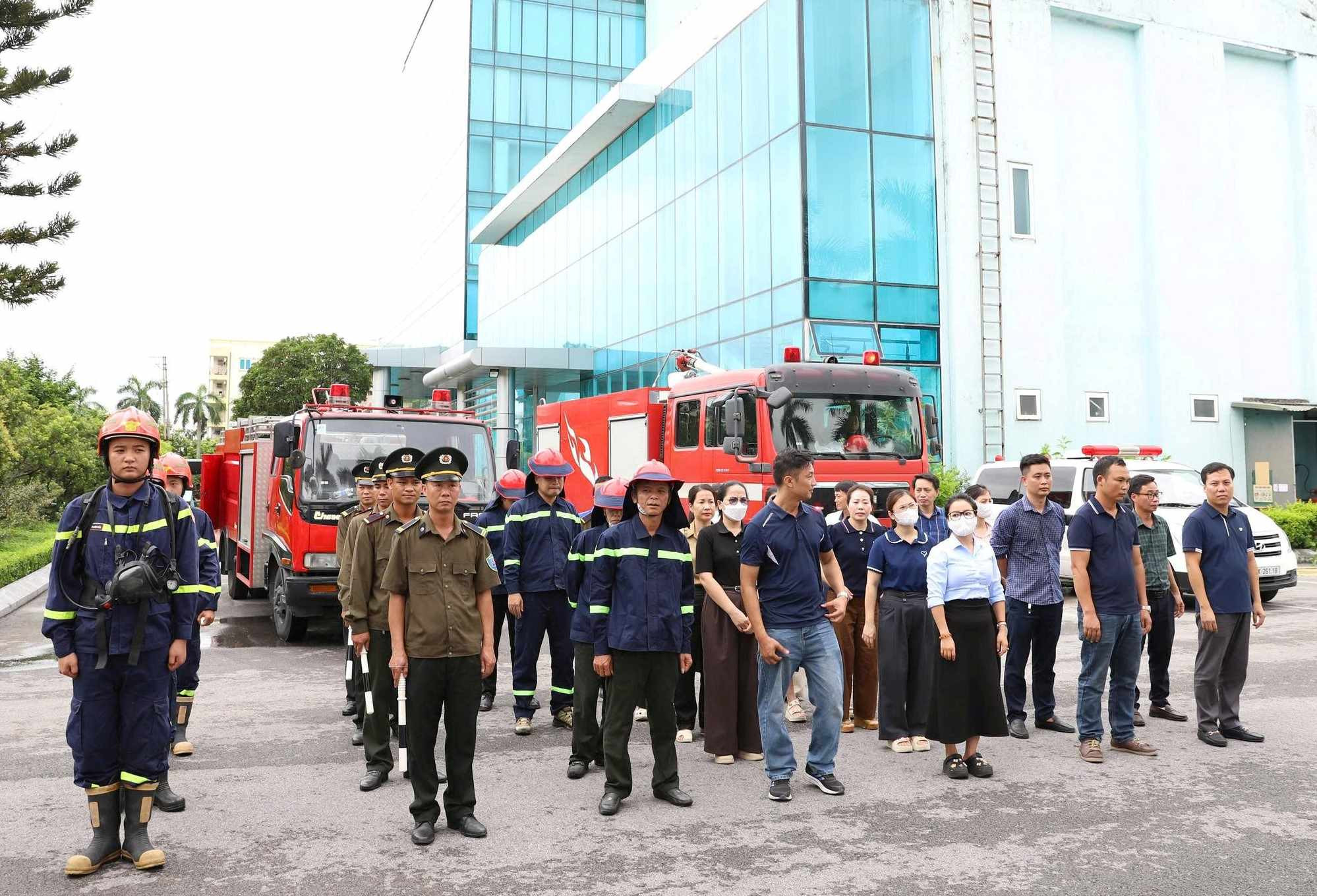 2.Lực lượng chữa cháy chuyên nghiệp và lực lượng chữa cháy cơ quan VP Công ty chuẩn bị triển khai thực tập chữa cháy
