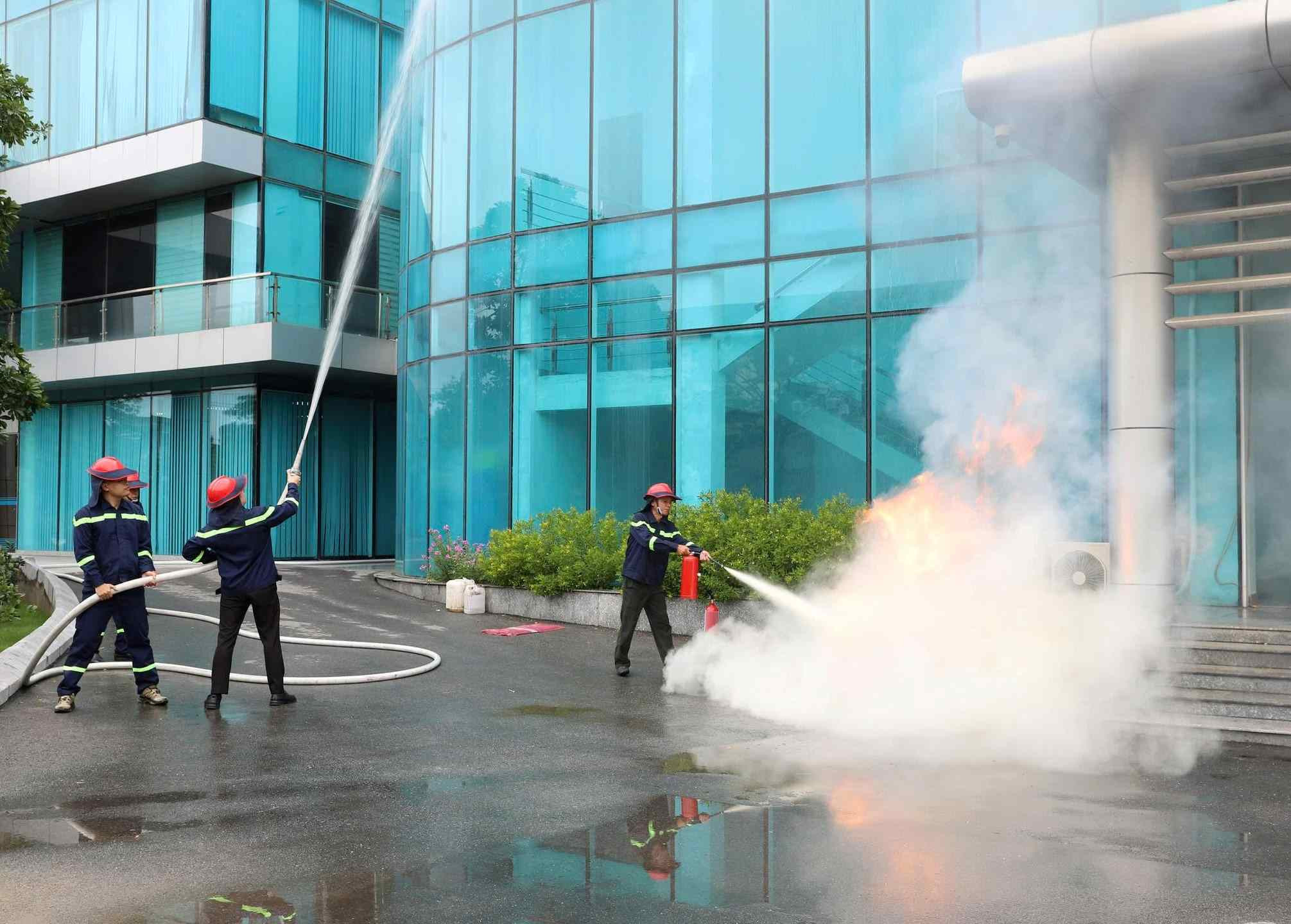 4.Lực lượng chữa cháy dùng vòi phun nước dập tắt đám cháy