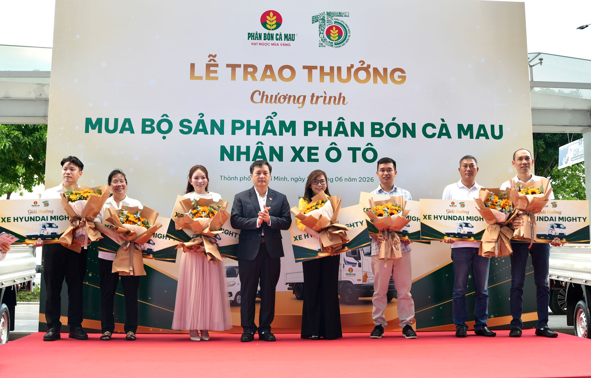 Ông Nguyễn Thanh Tùng, TGĐ PVCFC trao giải xe tải Hyundai 3,5 tấn cho các đại lý.
