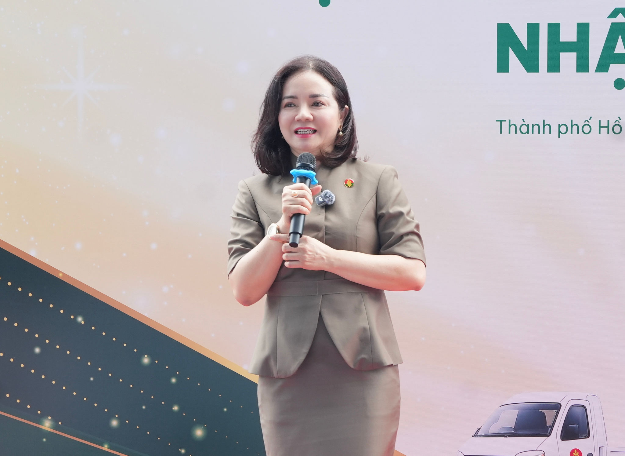 Phó Tổng Giám Đốc PVCFC - bà Nguyễn Thị Hiền phát biểu tại buổi lễ