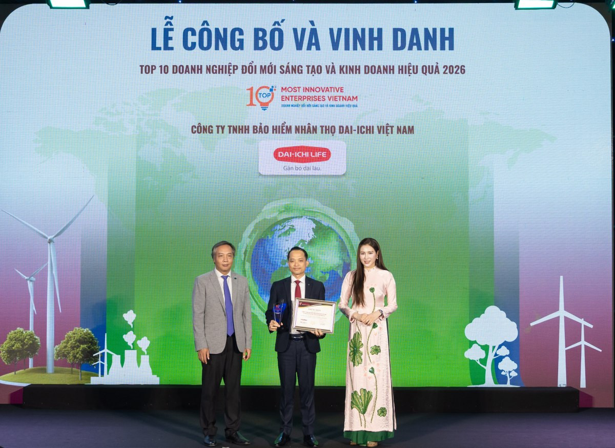 Ông Tạ Văn Thái - Giám đốc Kinh doanh Toàn quốc Dai-ichi Life Việt Nam nhận giải Top 10 Doanh nghiệp ESG Việt Nam Xanh - Ngành Bảo hiểm