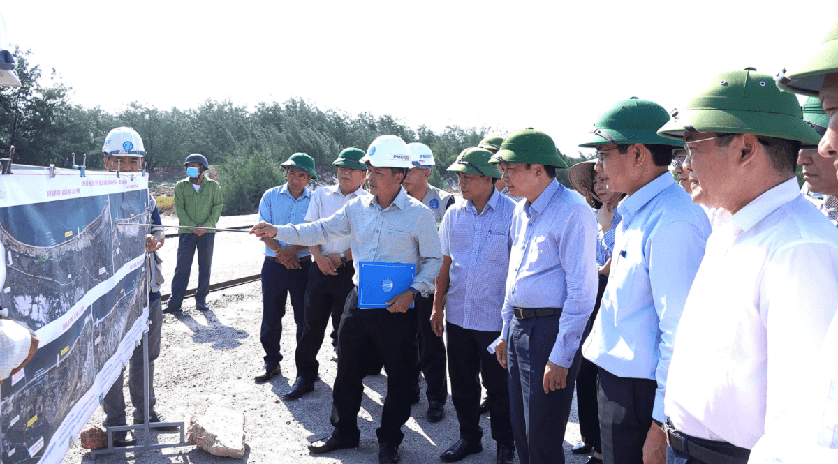 Chủ tịch UBND tỉnh Quảng Trị kiểm tra tiến độ Dự án thành phần 1-Đường ven biển đoạn qua xã Cam Hồng.