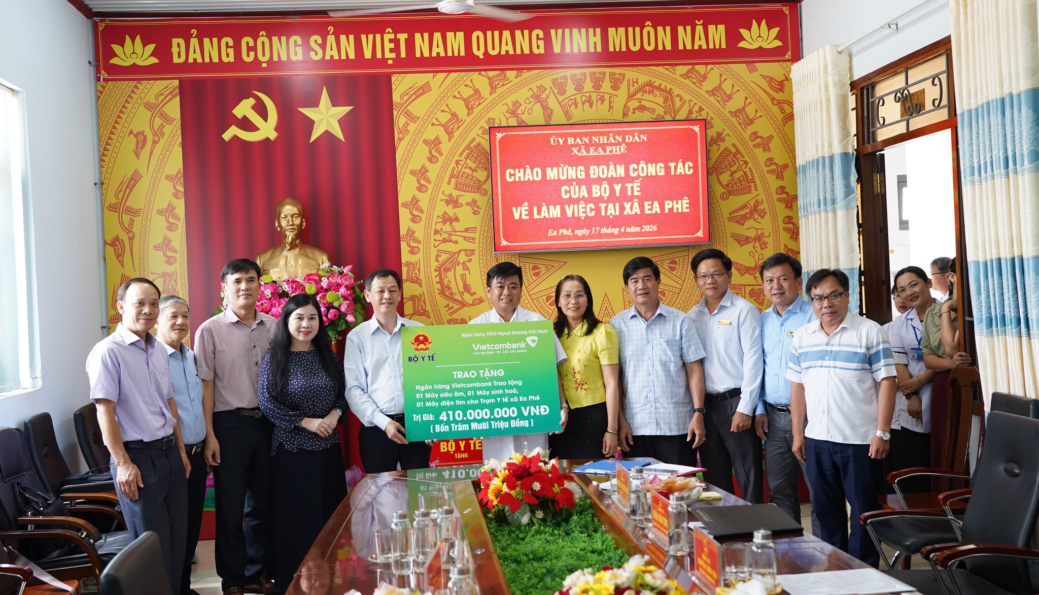 Thứ trưởng Bộ Y tế Nguyễn Tri Thức cùng Đoàn công tác làm việc với xã Ea Phê về công tác y tế và chăm sóc sức khỏe nhân dân
