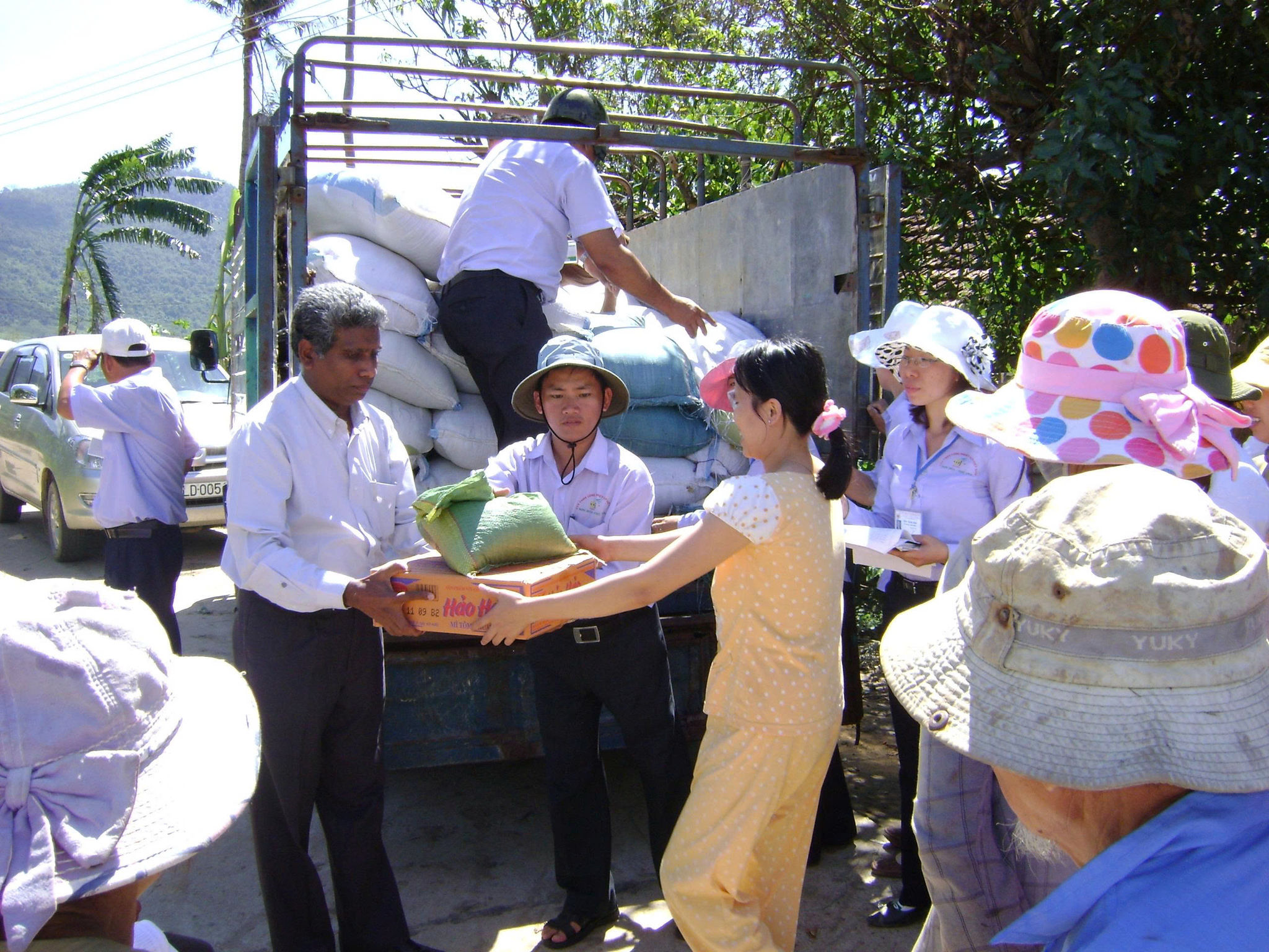 Tổng giám đốc cty TNHH công nghiệp KCP Việt Nam tặng quà cứu trợ đồng bào bị ảnh hưởng bởi lũ lụt
