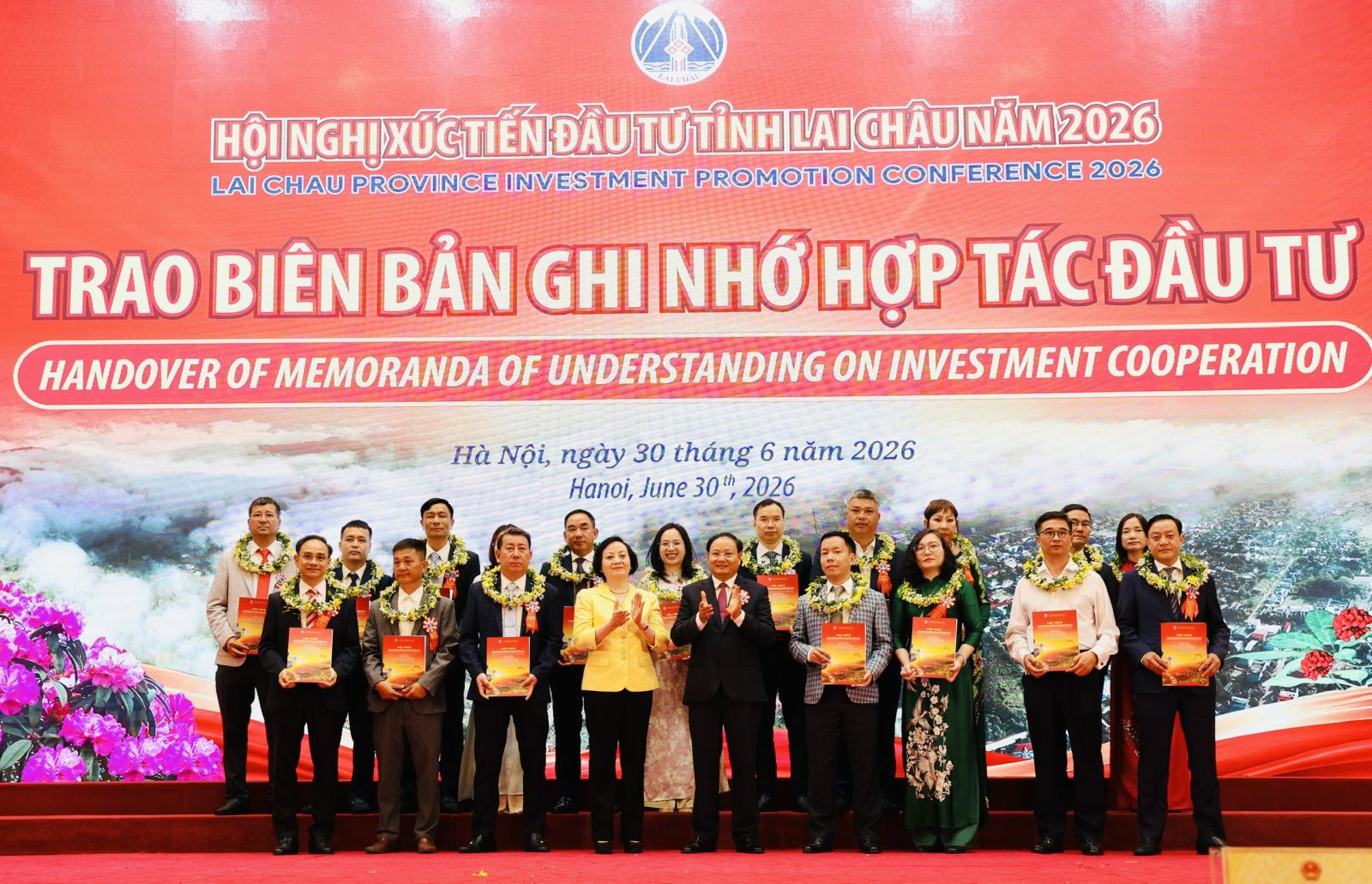 Phó Thủ tướng Chính phủ; Bí thư Tỉnh ủy, Chủ tịch HĐND tỉnh trao Biên bản ghi nhớ hợp tác đầu tư giữa tỉnh Lai Châu với các doanh nghiệp, nhà đầu tư.