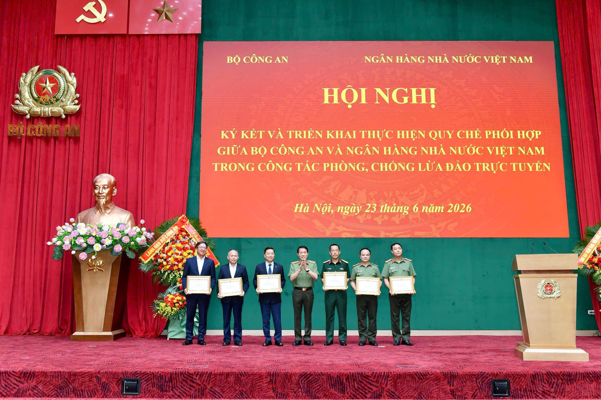 TGĐ MSB nhan bang khen cua BCA_23.6.2926