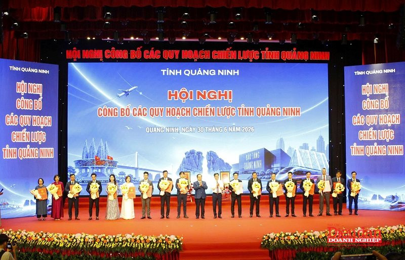trao-quyet-dinh-dau-tu-qn.jpg
