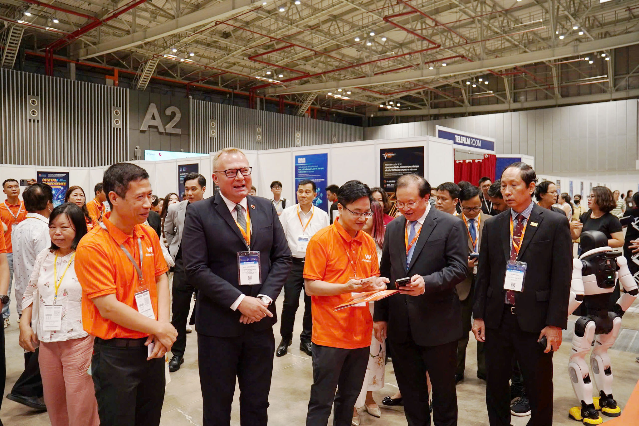 Vietnamobile vinh hạnh đón tiếp đoàn đại biểu tham quan gian hàng tại triển lãm