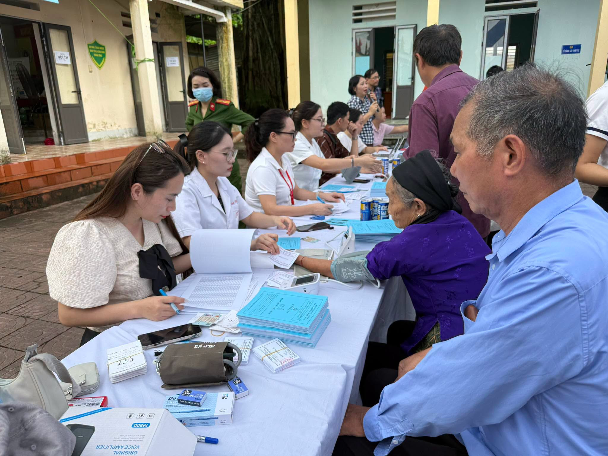 Người dân đăng ký khám bệnh trong chương trình với đội ngũ y, bác sĩ đến từ các bệnh viện tuyến Trung ương. 