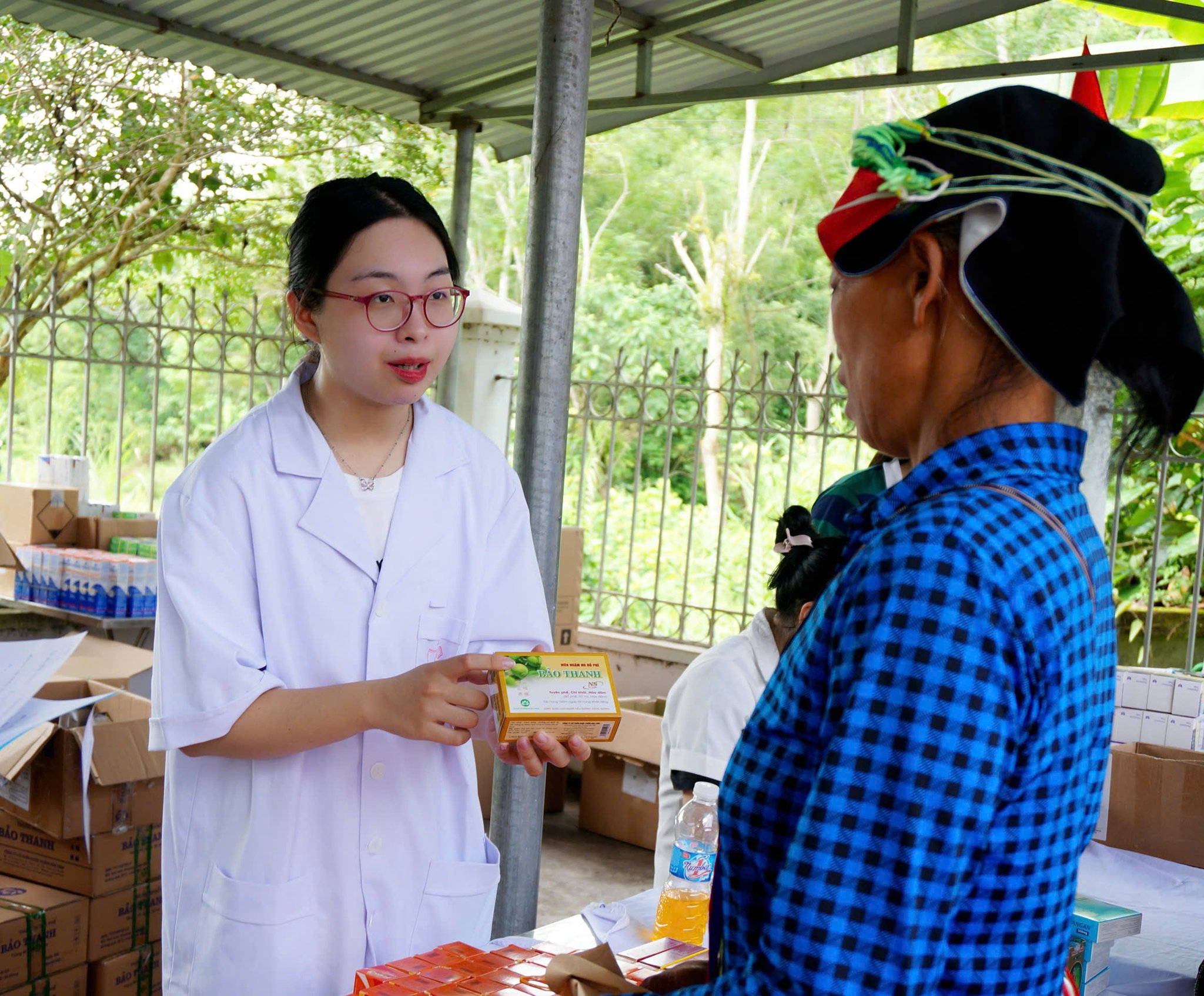 Các dược sĩ cấp phát và hướng dẫn người dân cách sử dụng Viên ngậm ho bổ phế Bảo Thanh 