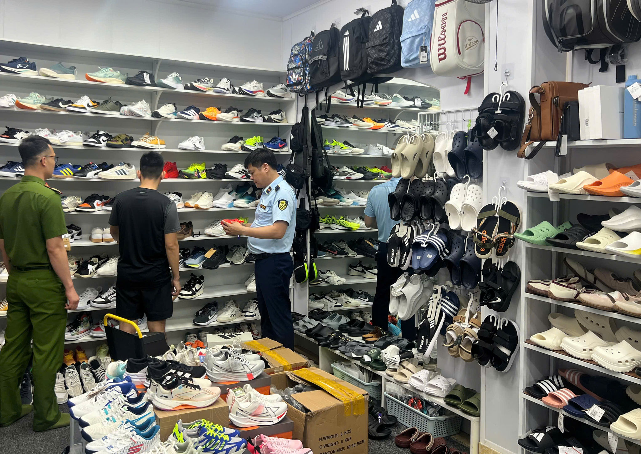 Đội QLTT số 9 phối hợp với lực lượng Công an kiểm tra cơ sở kinh doanh có dấu hiệu giả mạo nguồn gốc xuất xứ tại phường Thái Bình, tỉnh Hưng Yên