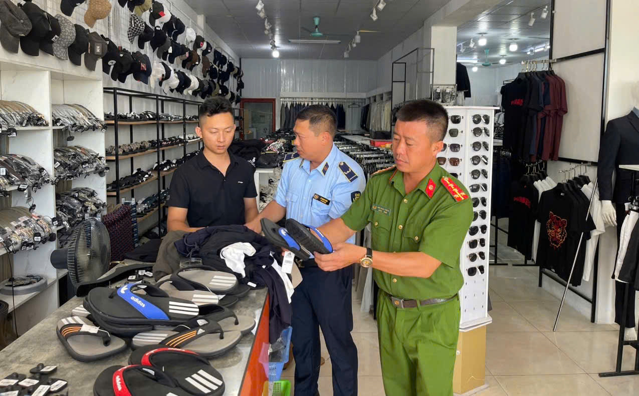 Lực lượng Quản lý thị trường và Công an tỉnh Hưng Yên kiểm tra hàng hóa có dấu hiệu xâm phạm quyền sở hữu công nghiệp tại một cơ sở kinh doanh