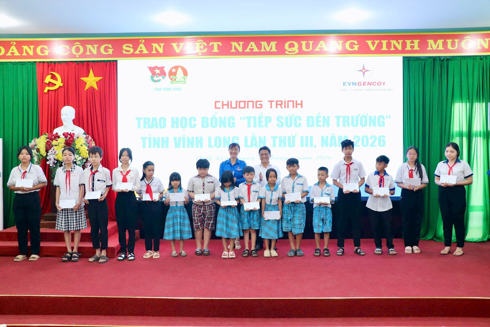 Đại biểu trao học bổng cho các em học sinh có hoàn cảnh khó khăn.