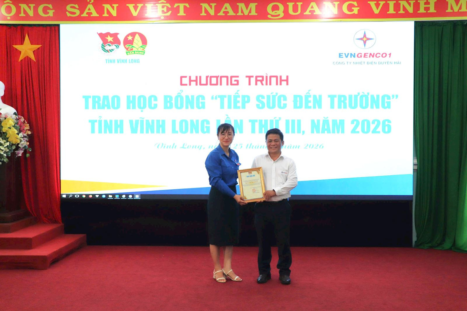 Đại diện Ban Thường vụ Tỉnh đoàn Vĩnh Long trao thư cảm ơn Công ty Nhiệt điện Duyên Hải.