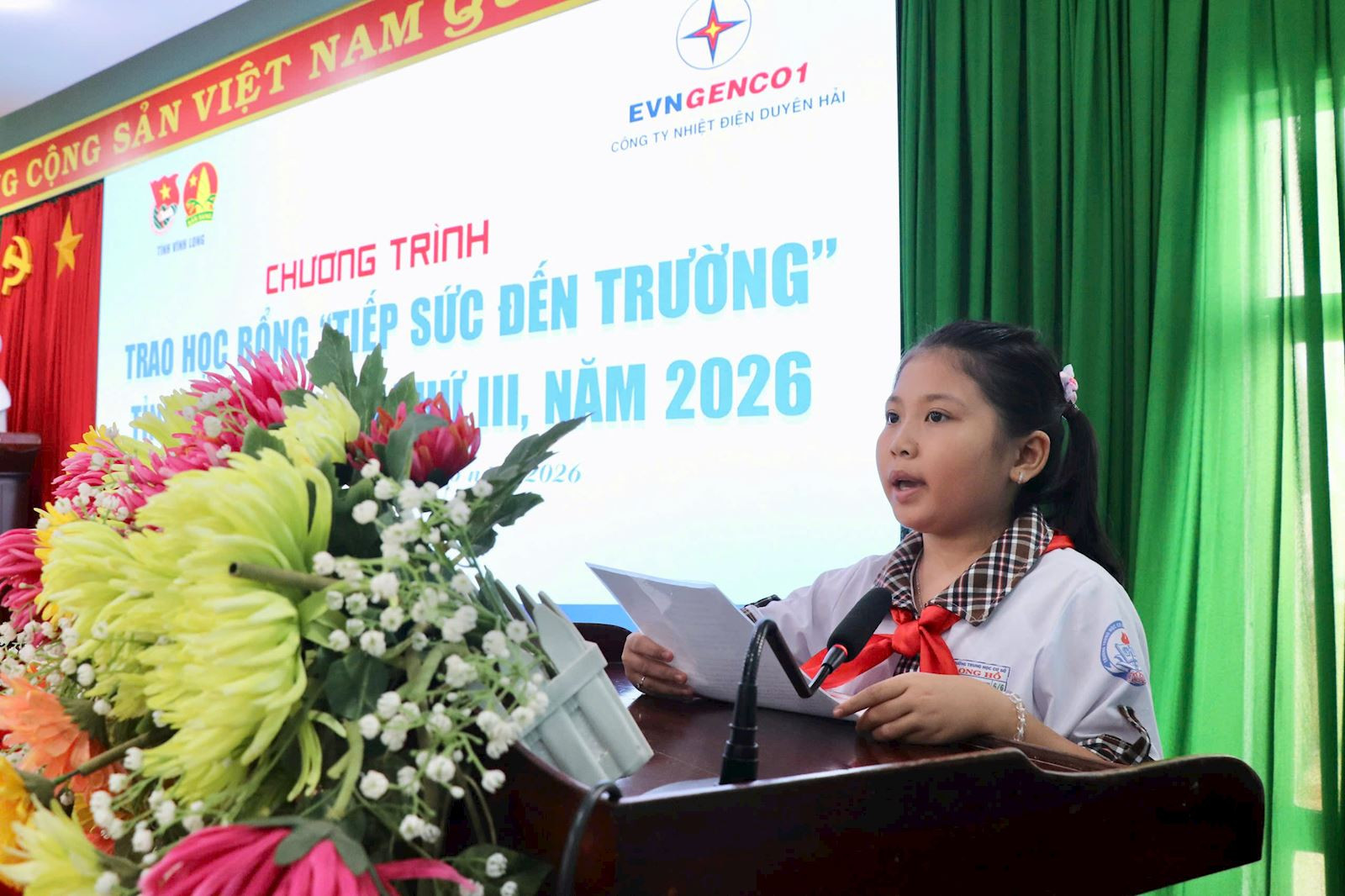 Em Trần Ngọc Phương Anh – học sinh lớp 6, trường THCS Long Hồ, đại diện các em học sinh nhận học bổng phát biểu cảm nghĩ tại chương trình