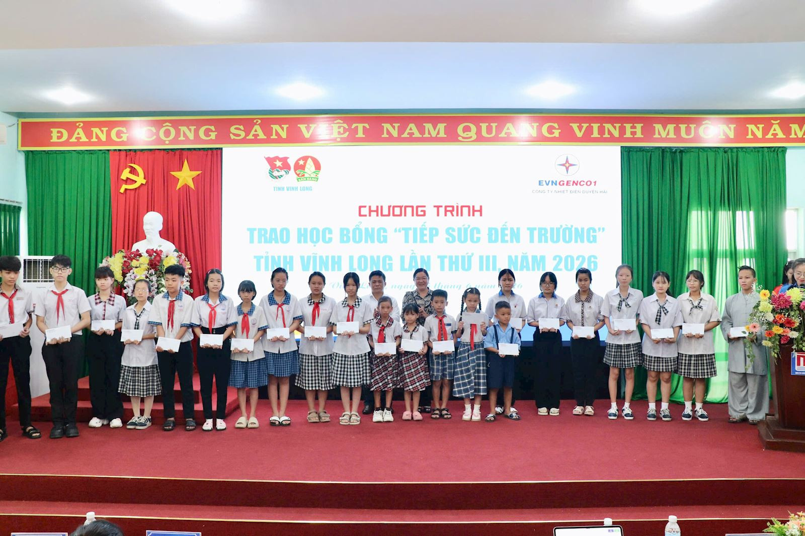 Những suất học bổng mang theo sự động viên, tiếp sức các em học sinh vững bước đến trường.