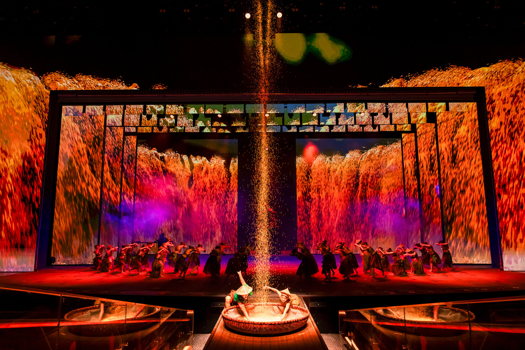 4 - Chương trình được thiết kế theo mô hình Immersive Theatre (sân khấu nhập vai), kết hợp đồng thời 12 công nghệ và hiệu ứng trình diễn, tạo nên trải nghiệm thị giác đa tầng cho khán giả..
