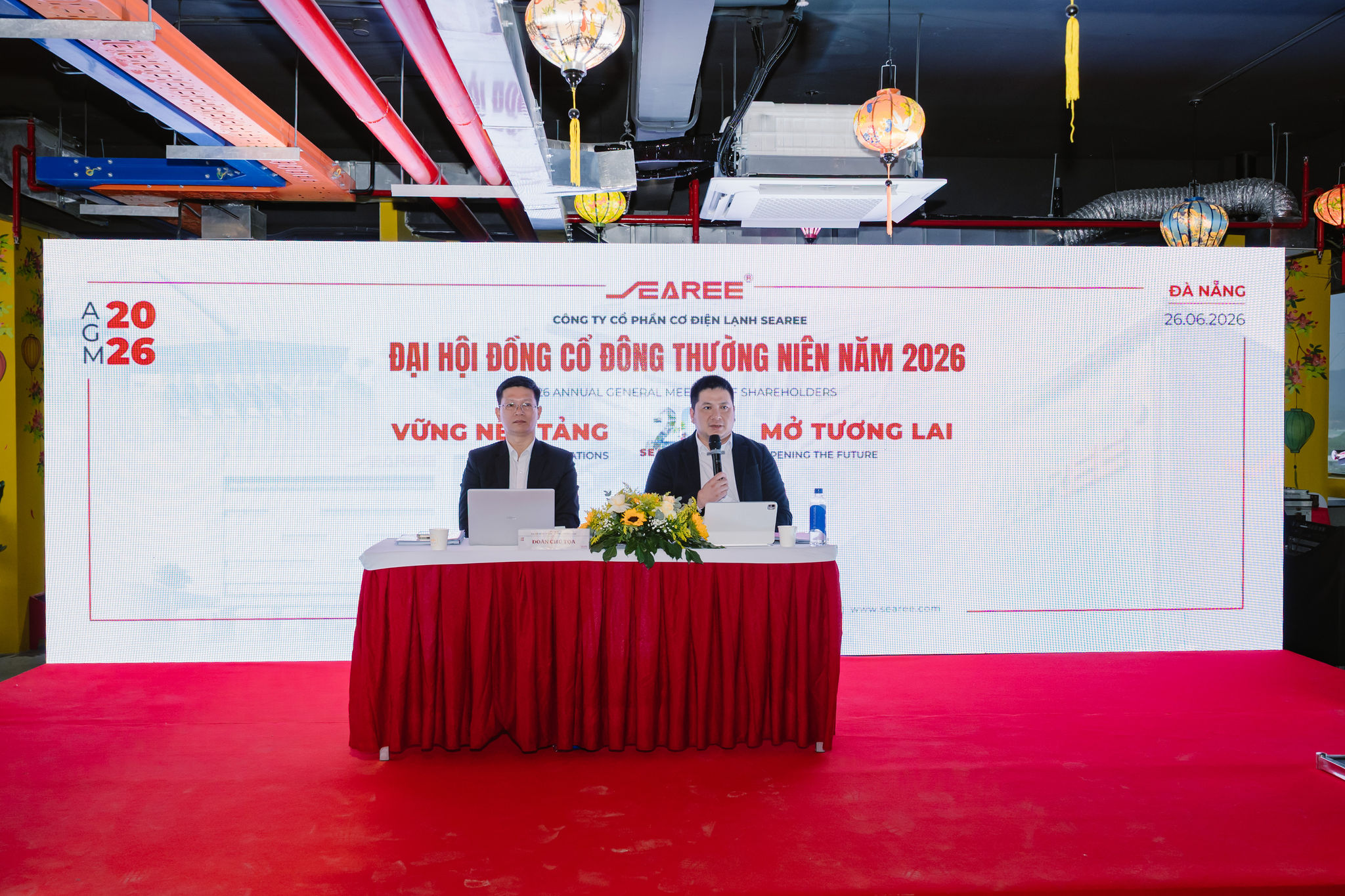 Đoàn Chủ tọa điều hành Đại hội đồng cổ đông thường niên năm 2026 của Công ty Cổ phần Cơ điện lạnh SEAREE, diễn ra ngày 2662026 tại TP. Đà Nẵng, với chủ đề Vững nền tảng – Mở tương lai.