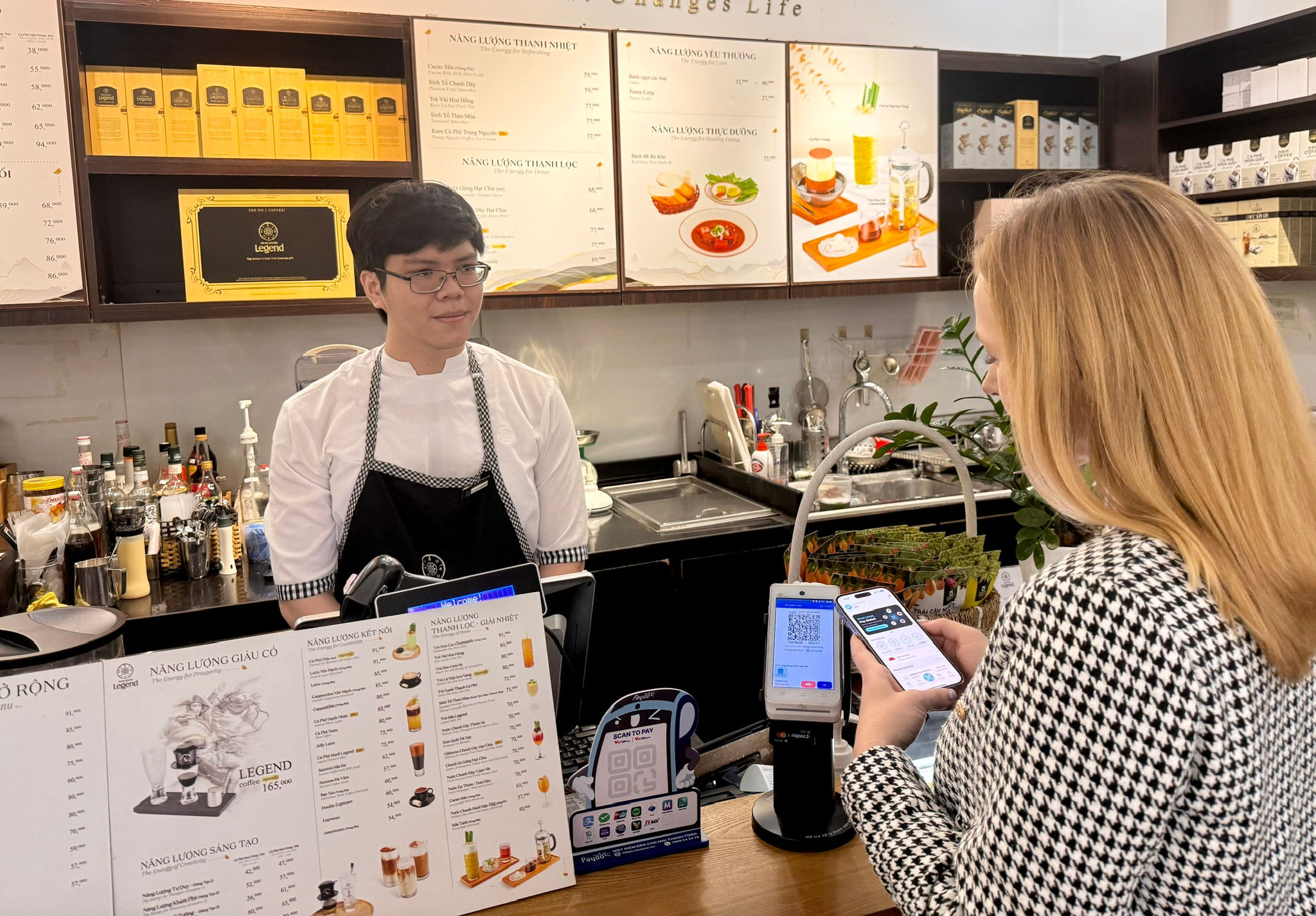 Du khách Singapore thanh toán qua mã QR tại Việt Nam