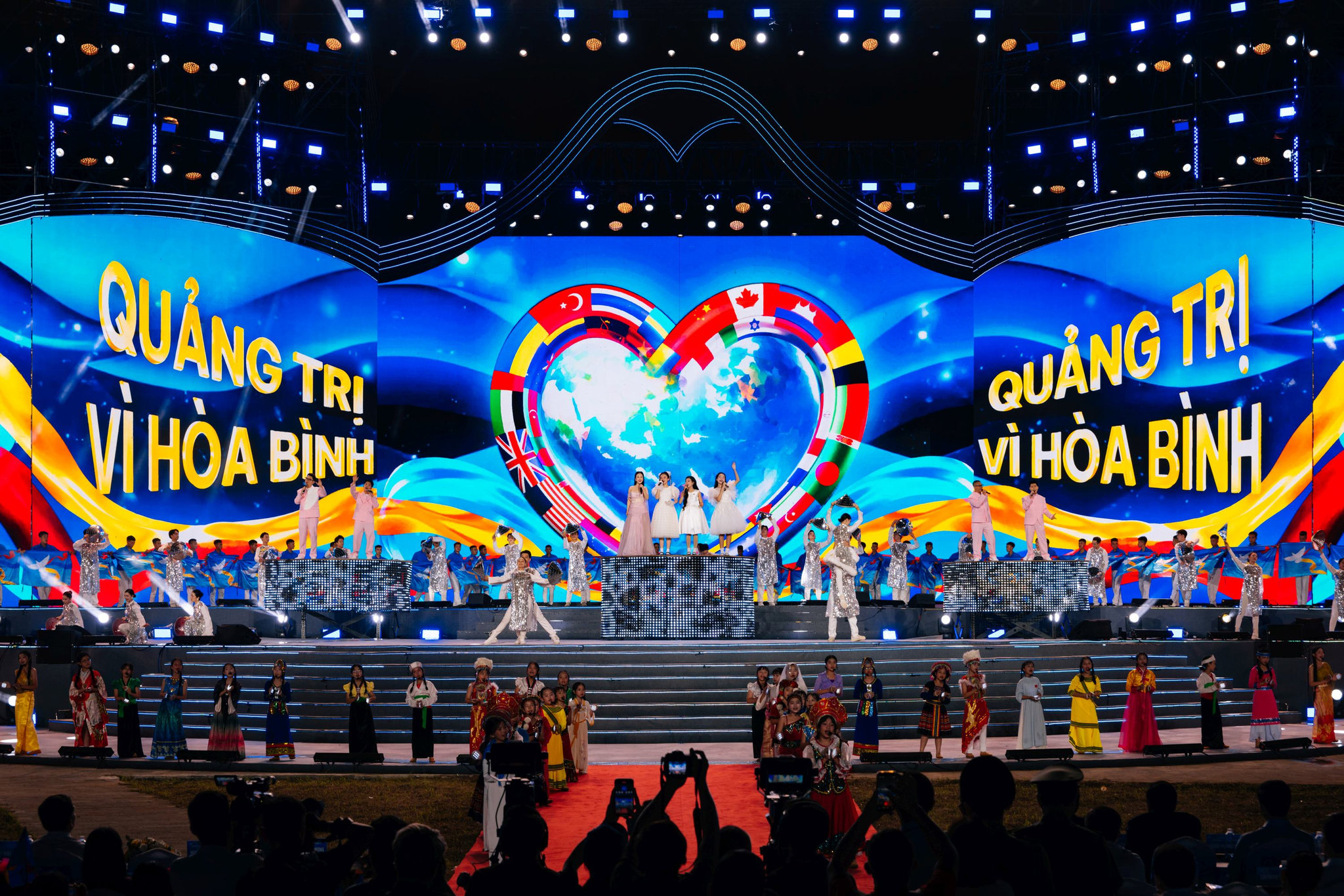 4biểu diễn văn nghệ 1