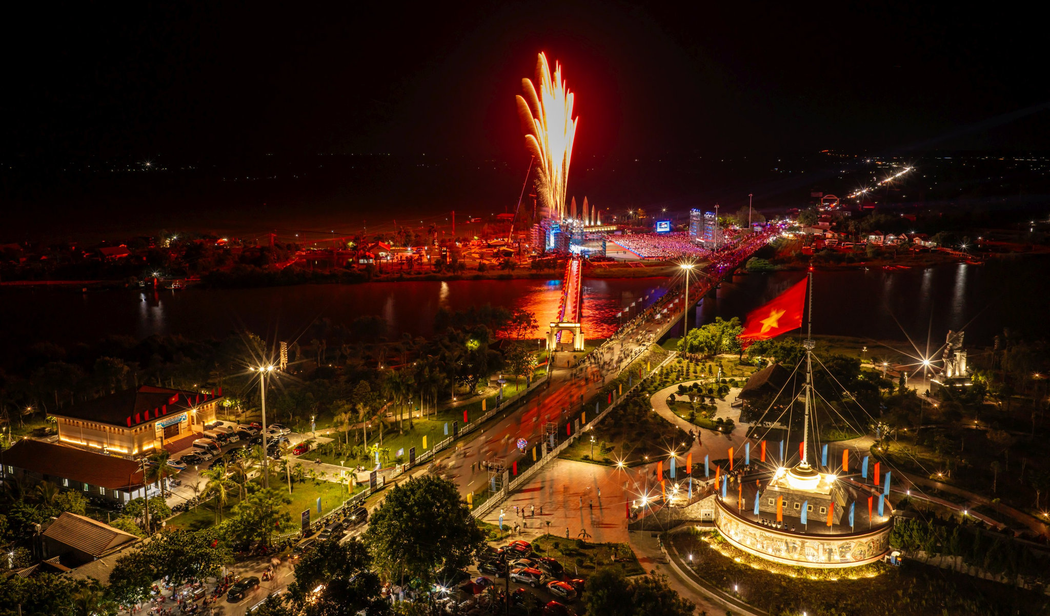 6toàn cảnh bắn pháo hoa nghệ thuật