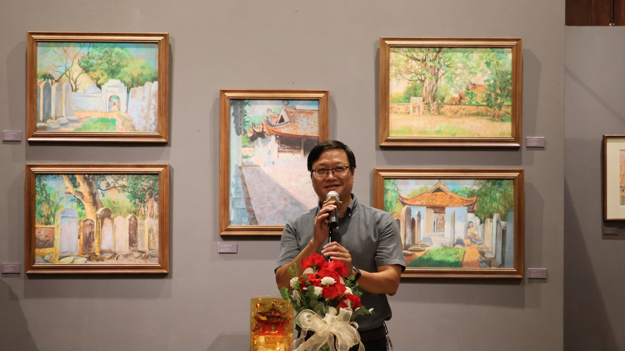 Giám tuyển Nguyễn Thế Sơn - Giảng viên trường Khoa học Liên ngành và Nghệ thuật, ĐHQG HN phát biểu