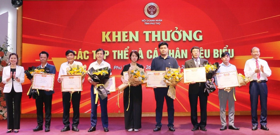 Phó Chủ tịch VCCI Hoàng Quang Phòng và Phó Bí Thư Tỉnh ủy Bùi thị Minh trao bằng khen cho các doanh nghiệp tiêu biểu
