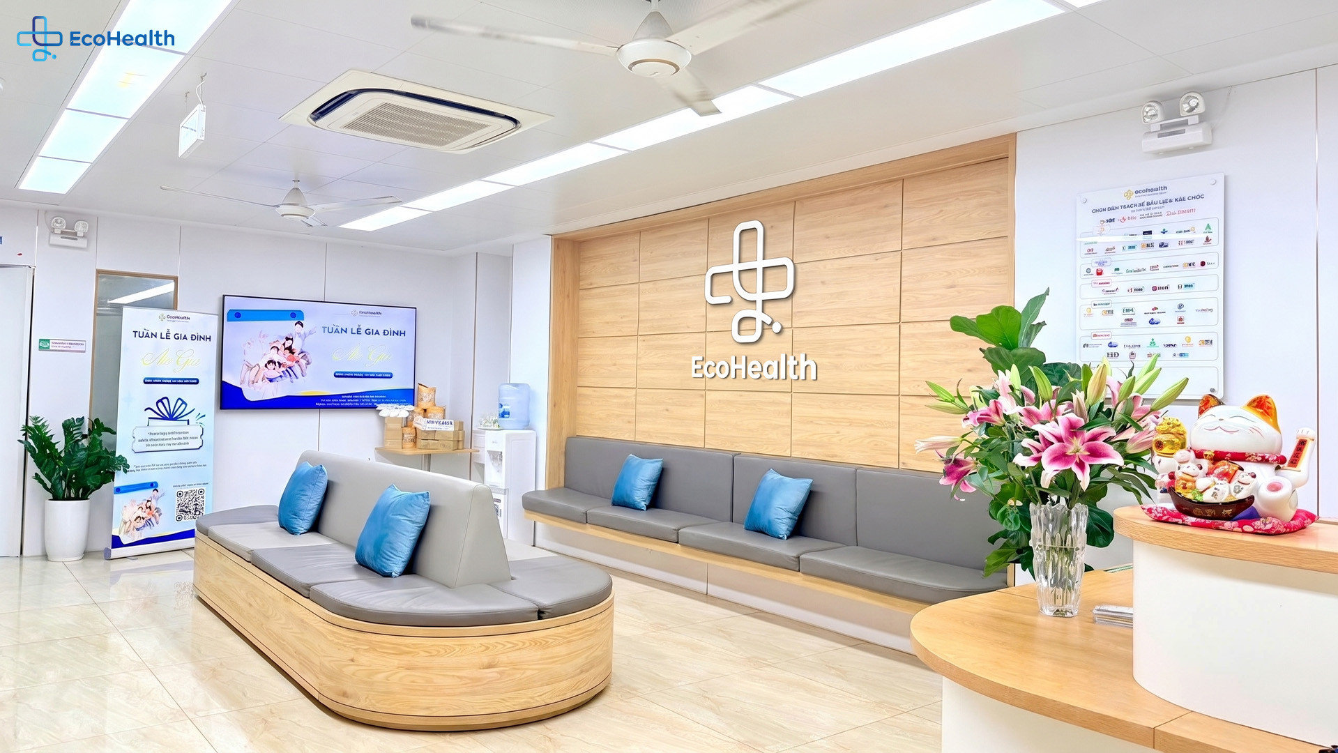 2. Khu vực chờ tại EcoHealth với không gian ấm áp, thân thiện