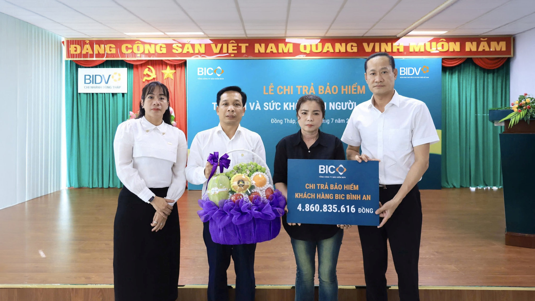 BIC trao tien bao hiem cho dai dien gia dinh khach hang