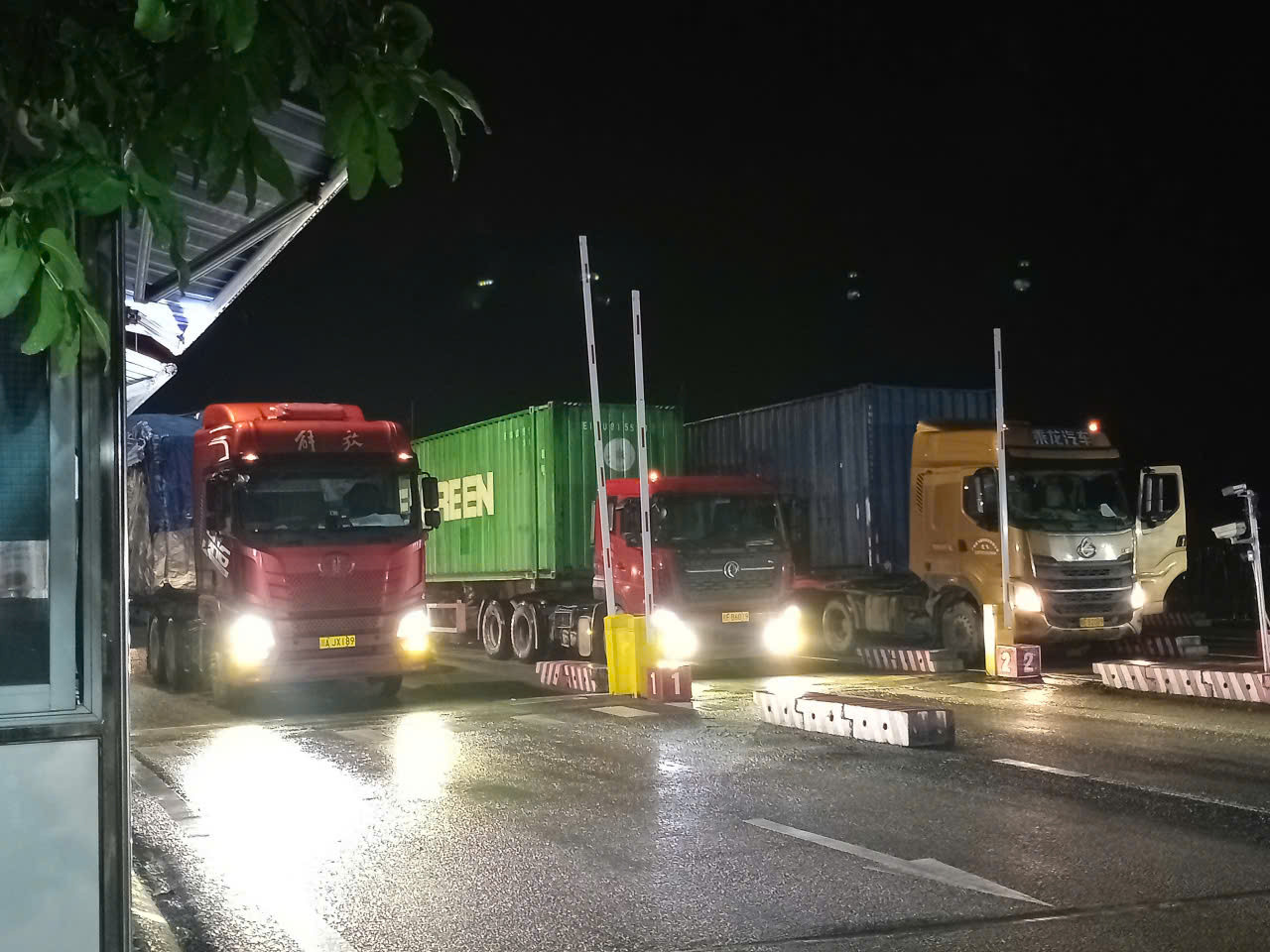 Các phương tiện chở hàng XNK thông quan khi kéo dài thời gian làm việc tại đường chuyên dụng vận chuyển hàng hoá khu vực mốc 1119-1120 (cửa khẩu quốc tế Hữu Nghị)