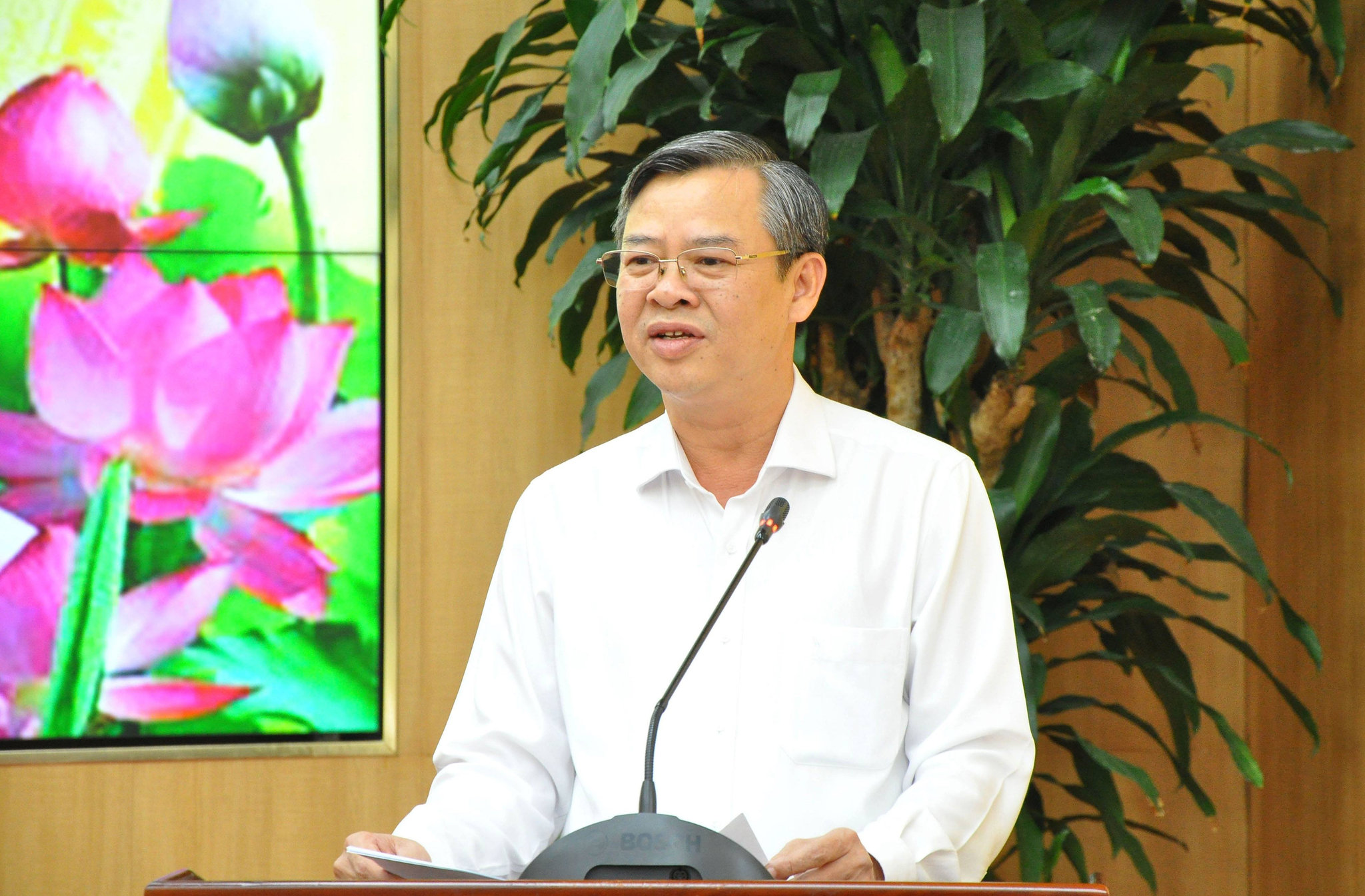 Chủ tịch UBND thành phố Trương Cảnh Tuyên phát biểu kết luận hội nghị.