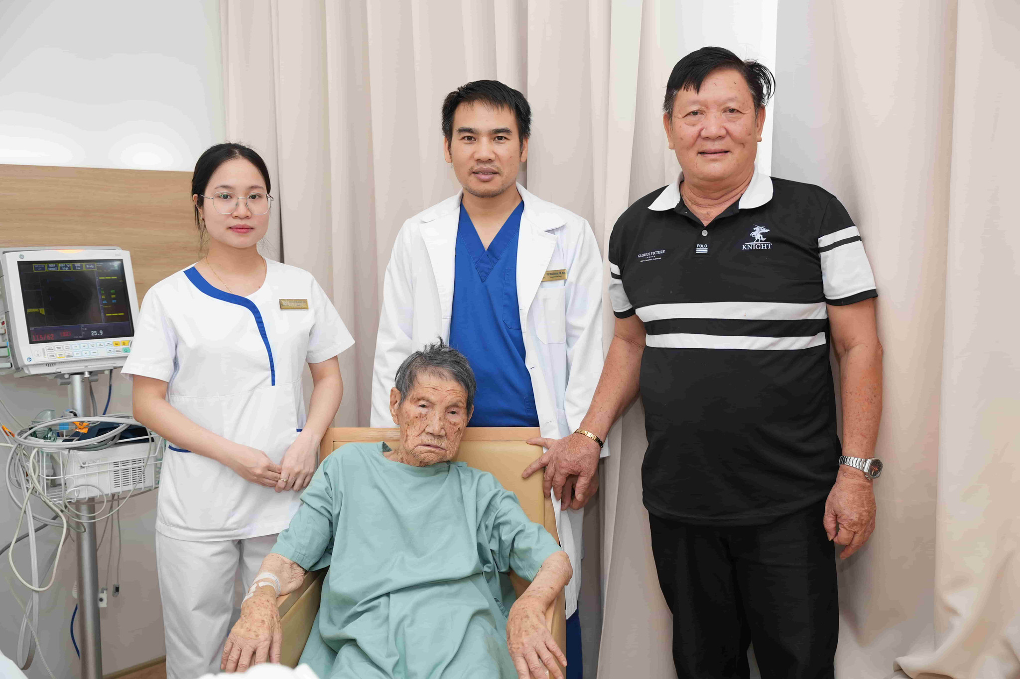Ê-kíp phẫu thuật Vinmec Hải Phòng thực hiện ca mổ cho cụ bà Hát sau quá trình hội chẩn và đánh giá toàn diện