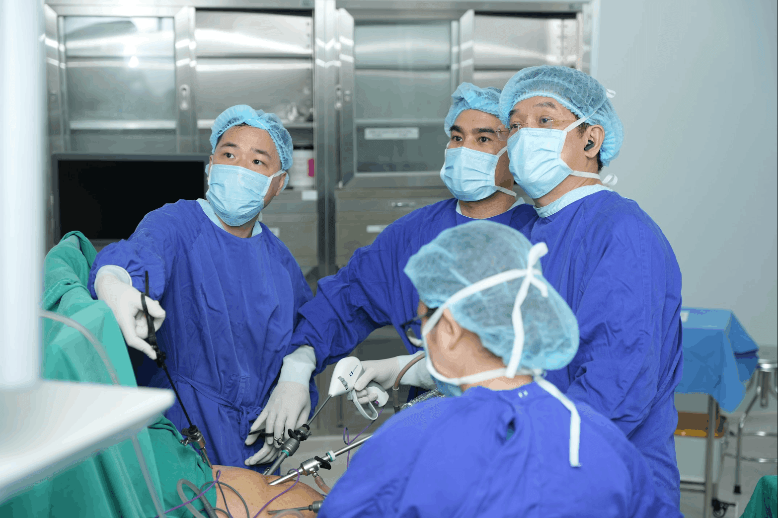 BS Vũ Văn Quân cùng đội ngũ điều dưỡng Vinmec Hải Phòng thăm khám, chúc mừng cụ bà Hoàng Thị Hát (103 tuổi) hồi phục tích cực sau phẫu thuật.