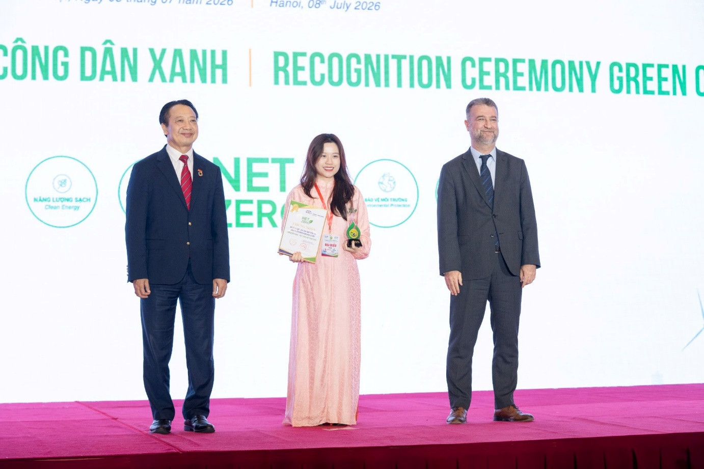 Phó Tổng Giám đốc Trần Nha Trang đại diện thay mặt Chủ tịch HĐQT kiêm Tổng Giám đốc Vũ Thị Hợp nhận giải thưởng “Công dân xanh - Netzero tương lai” danh giá tại sự kiện