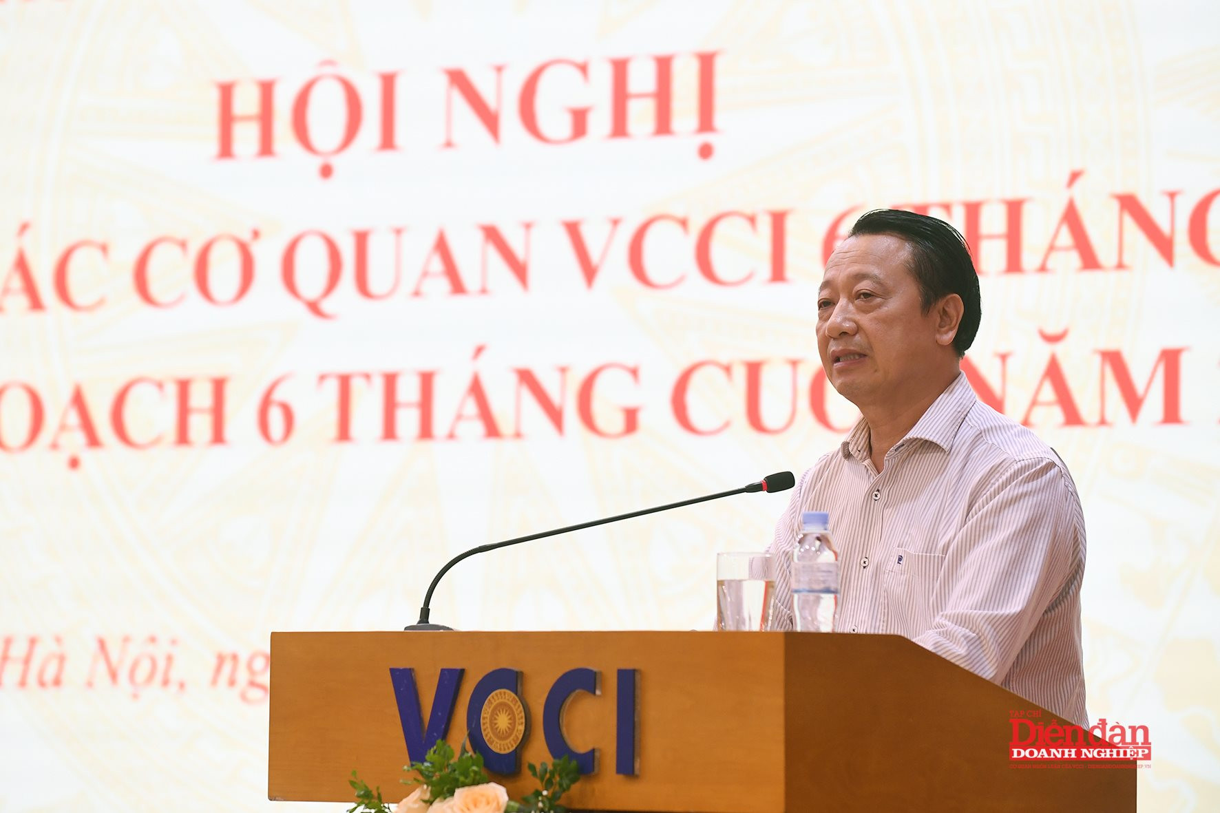 Ông Nguyễn Quang Vinh - Phó Bí thư Thường trực Đảng uỷ, Phó Chủ tịch VCCI trình bày báo cáo công tác cơ quan