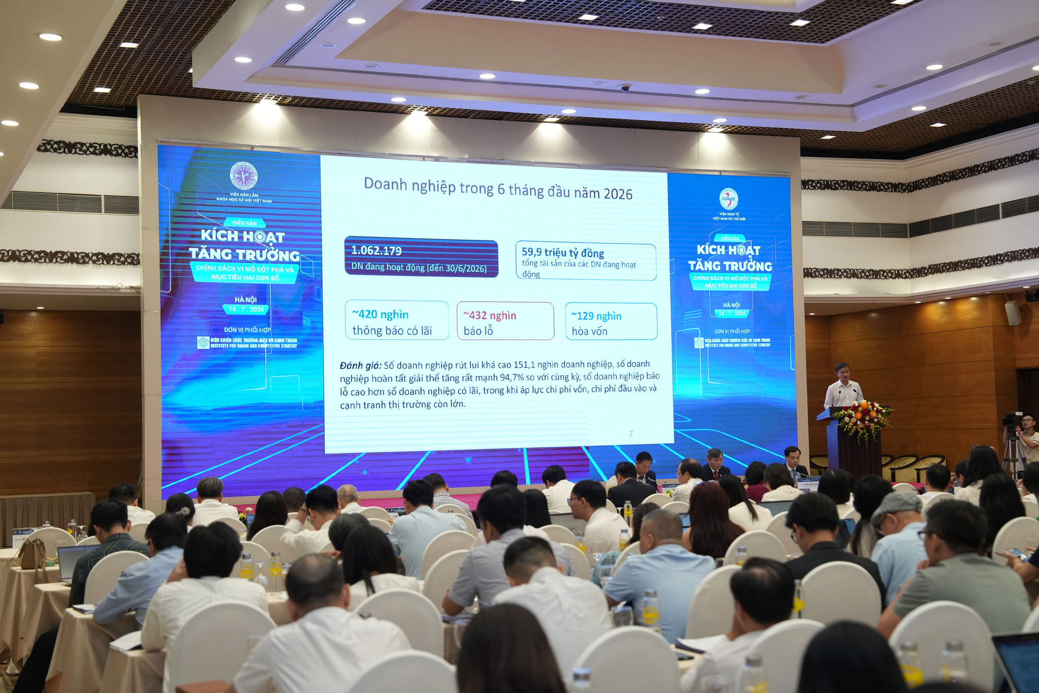 TS. Phạm Anh Tuấn, Phó Viện trưởng Viện Kinh tế Việt Nam và Thế giới tham luận tại Diễn đàn