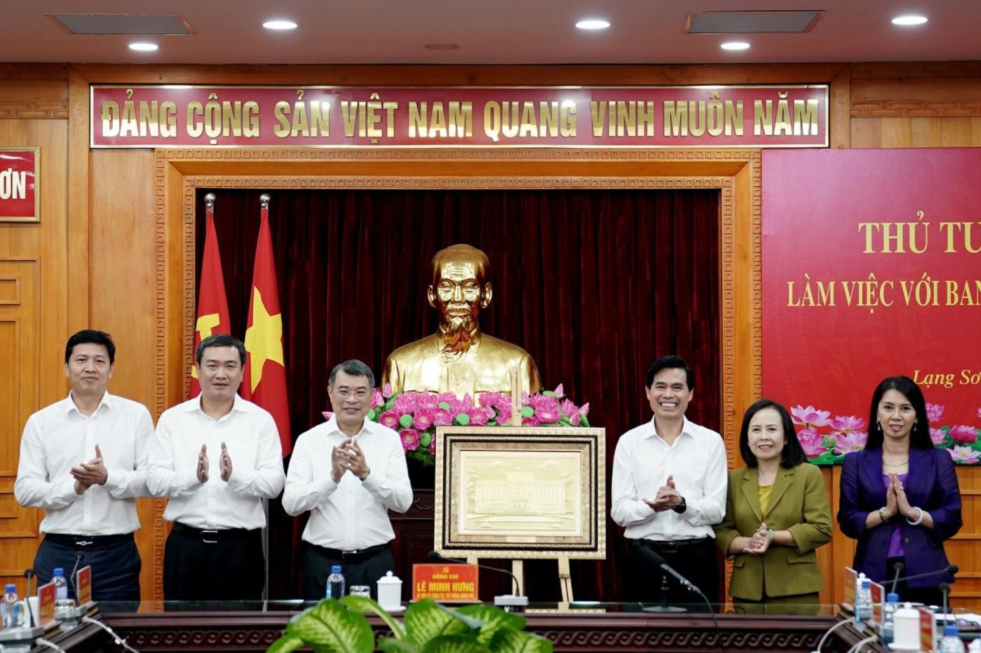 thu-tuong-chinh-phu-le-minh-hung-trao-tang-qua-cua-chinh-phu-cho-tinh-uy-lang-son.-bao-lang-son(1).jpeg
